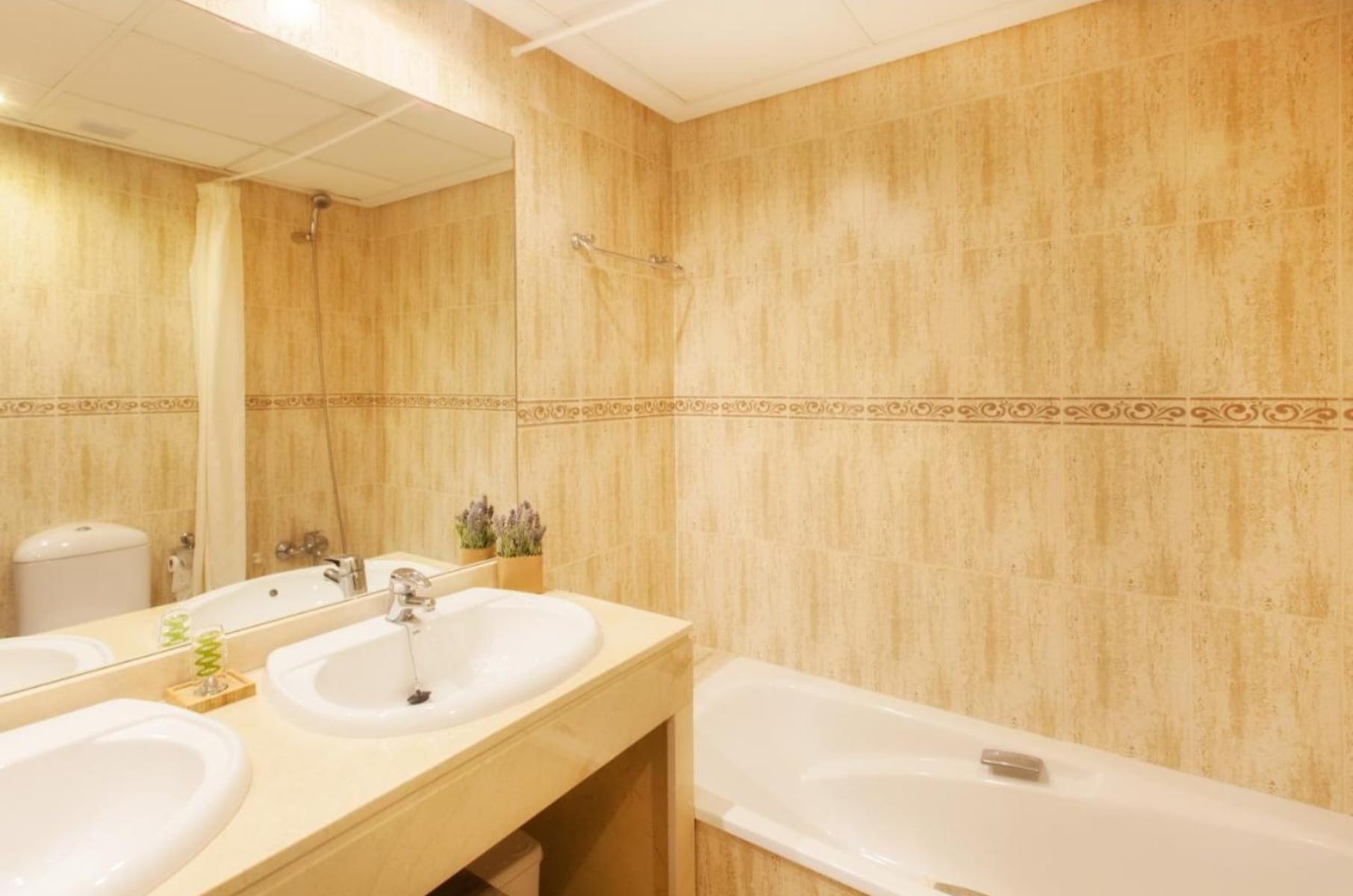 Bright bathroom with bathtub and double sink in Marina de la Duquesa beach apartment